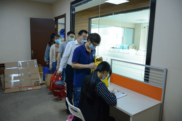 科進公司組織開展“捐贈衣物奉獻愛心”活動