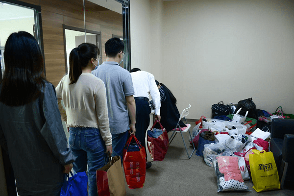 科進公司組織開展“捐贈衣物奉獻愛心”活動